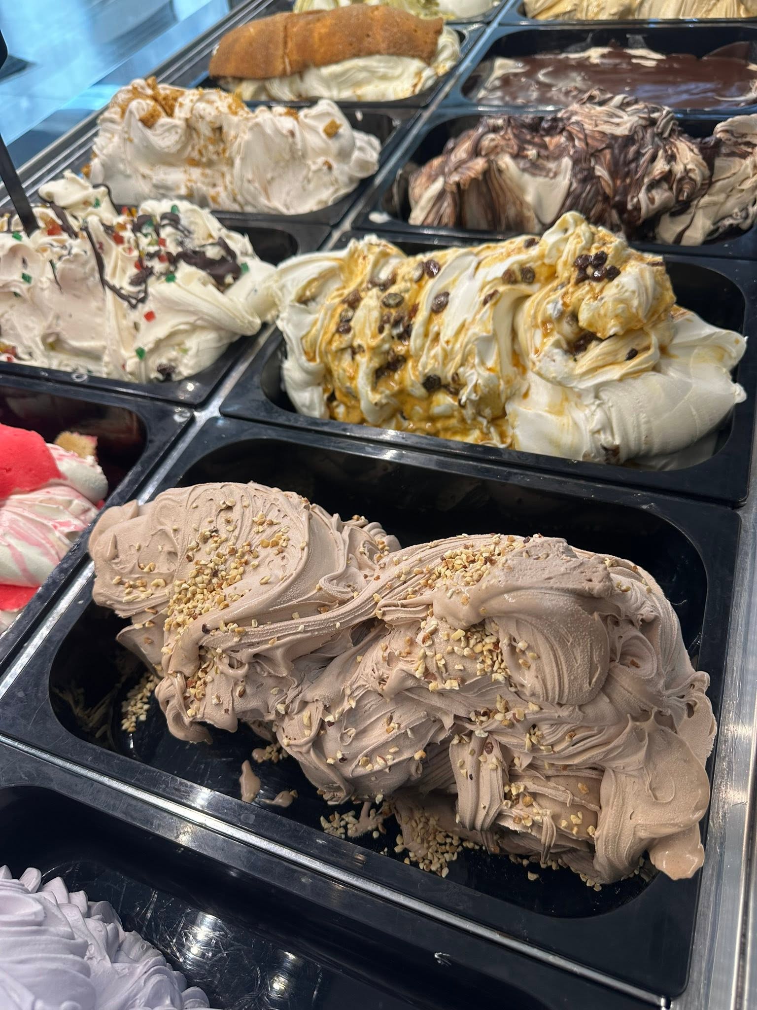 Gelato artisanal fraîchement turbiné chez Gelatissimo à Fleurus